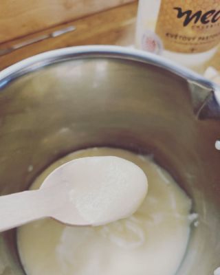 Moje dnešní snídaně😆 příprava heřmánkového mýdla s medem od @med_chlebis a pivního mýdla z @hermanicky_pivovar. Báječná...